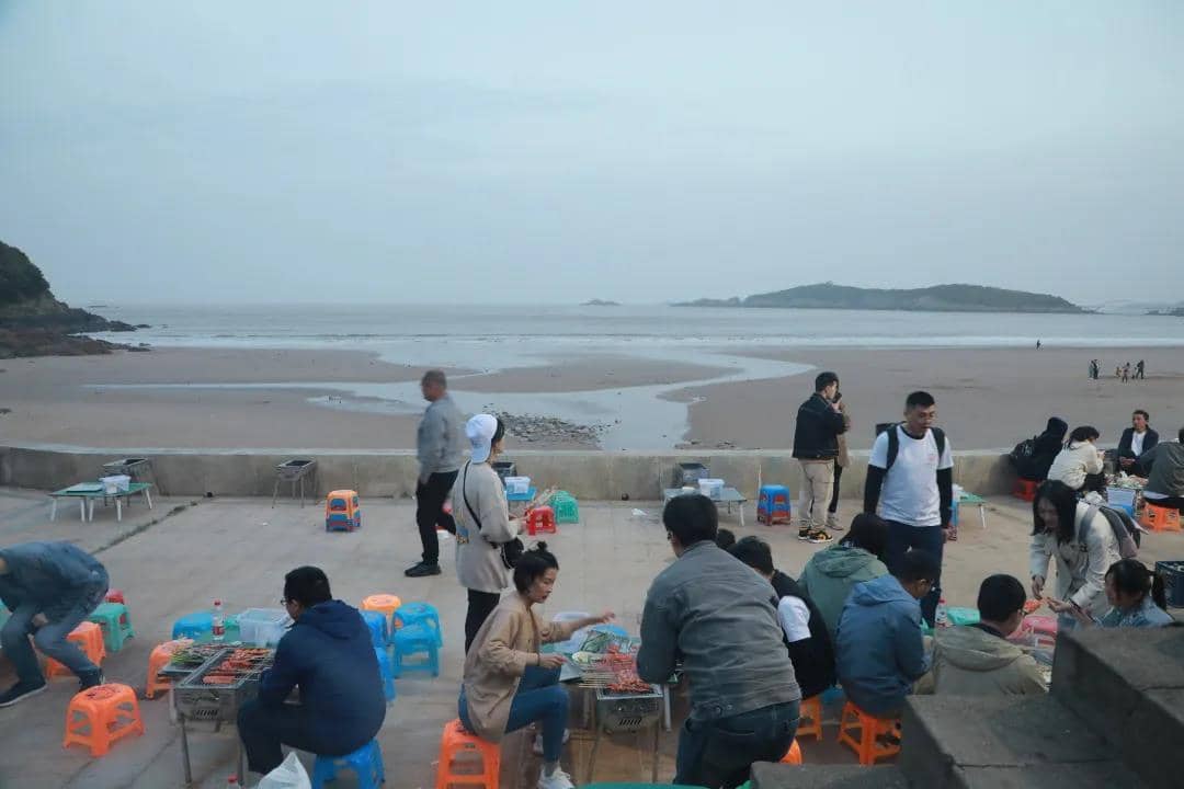 明倫律所成員海邊燒烤 明倫律所成員海邊燒烤